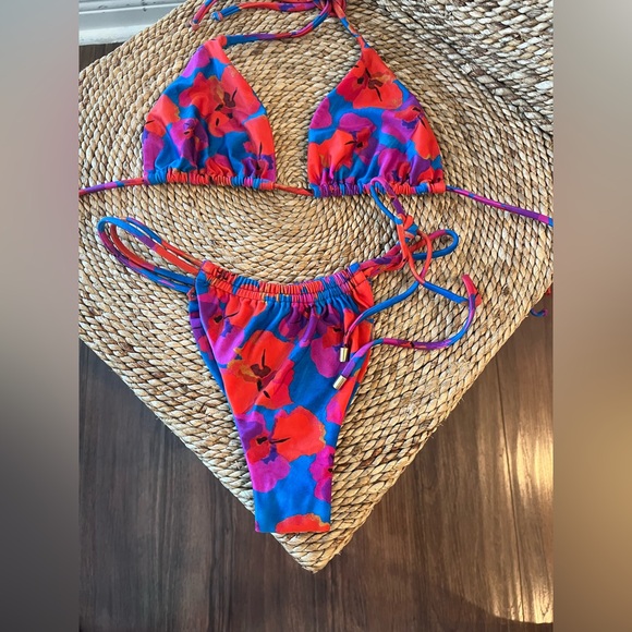 Vix Vibrant Red and Blue Floral Bikini - Picture 2 of 6